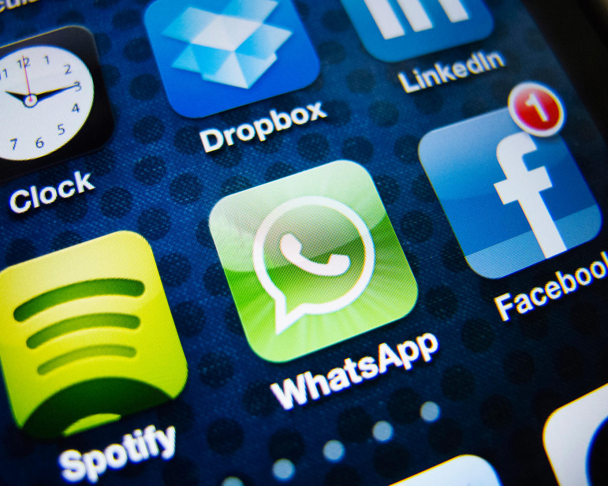 Über WhatsApp können verschlüsselte Nachrichten verschickt werden. Auch Kriminelle nutzen diese Technik. (Bild: Getty Images/Iain Masterton)