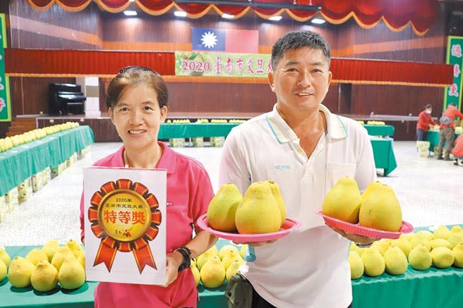麻豆柚農郭彥宏（右）獲2020年台南市文旦大賽特等獎。（劉秀芬攝）