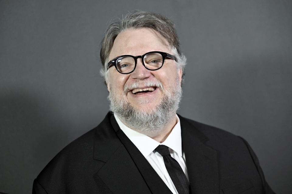 El homenajeado Guillermo del Toro llega a la Gala Benéfica Cinematográfica 2022 del Museo de Arte Moderno de Nueva York, presentada por Chanel, en el MoMA el 8 de diciembre de 2022 en Nueva York. (Foto Evan Agostini/Invision/AP)