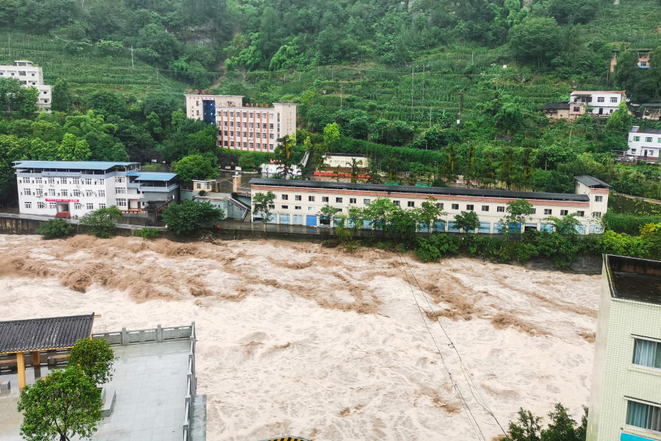 中國大陸重慶在7月3日到4日間也受到暴雨侵襲，其中萬州區的長灘鎮降下了當地自1956年有氣象紀錄以來最大的暴雨。據新華社當時的報導，災害造成17人死亡、2人失蹤，災損超過人民幣2億元。（法新社資料照）