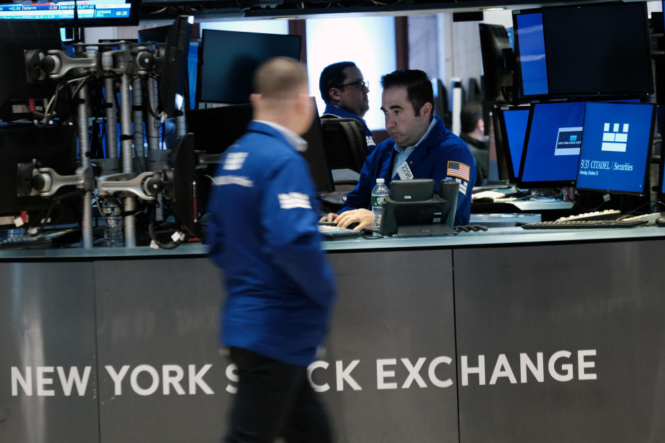 NEW YORK, NEW YORK - OCTOBER 25: Traders work on the floor of the New York Stock Exchange (NYSE) on October 25, 2021 in New York City. Stocks trended up in early trading as investors look to quarterly earnings from tech companies and automakers.  (Photo by Spencer Platt/Getty Images)