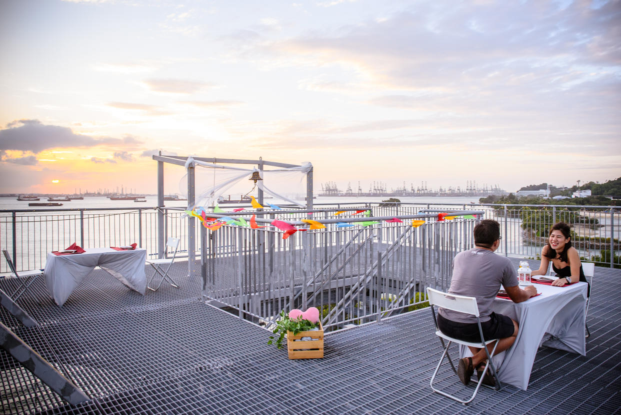 Singapore’s Outdoor Adventures offers dining opportunities for couples atop its 24-metre “hourglass” tower this Valentine’s Day. (Photo: Huz Studio)