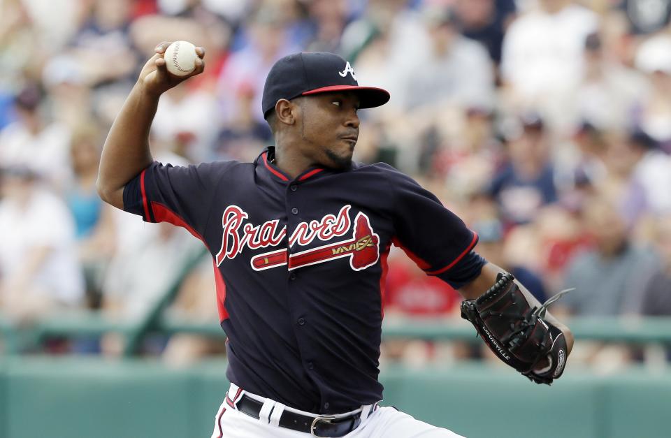 Julio Teherán lanza por los Bravos de Atlanta en el primer inning del duelo de pretemporada ante los Medias Rojas de Boston en Kissimmee, Florida, el viernes 27 de marzo de 2015. (Foto AP/Carlos Osorio)