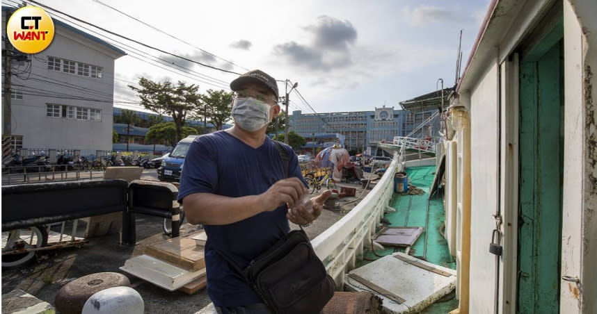 謝姓船東的船隻已報廢2年，仍然找不到價錢合理的環保公司幫忙拆解，他為此感到無比煩惱。（圖／宋岱融攝）