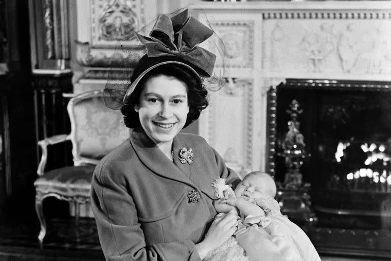 La futura reina Isabel II de Inglaterra y su hijo, el príncipe Carlos, el 15 de diciembre de 1948