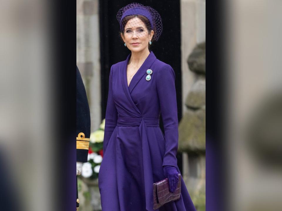 Mary von Dänemark kam in einem violetten Kleid. (Bild: getty/[EXTRACTED]: Mark Cuthbert/UK Press via Getty Images)