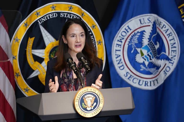 La directora de inteligencia nacional de Estados Unidos, Avril Haines, presenta al presidente Joe Biden en una visita a su departamento en McLean, Virginia, el 27 de julio del 2021