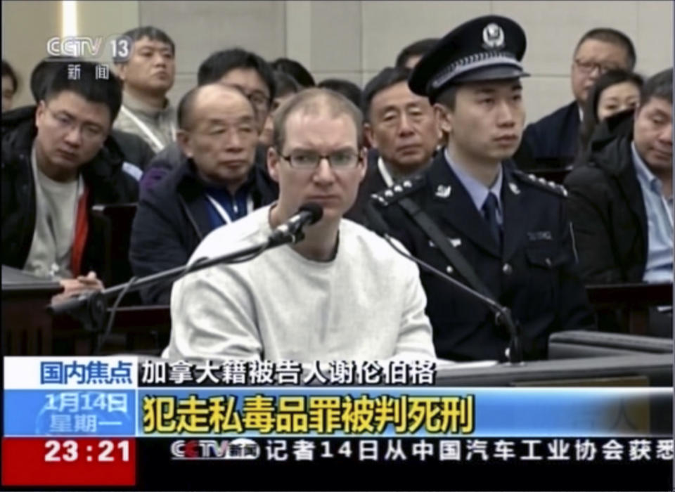 En esta imagen tomada de un video de la televisora china CCTV, el canadiense Robert Lloyd Schellenberg asiste a su nuevo juicio en la corte de Dalian, en la provincia nororiental china de Liaoning, el lunes 14 de enero del 2019. El tribunal en China sentenció a Schellenberg a muerte un repentino nuevo juicio por tráfico de drogas que casi seguramente agravará las relaciones entre los dos países, que ya estaban tensas por el arresto de una alta ejecutiva china en Canadá. (CCTV via AP)