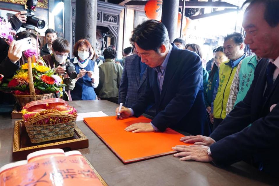 賴清德在主委張偉東等人陪同下，向媽祖上香參拜，隨後天后宮拿出簽名集，請賴清德題字留念。（吳建輝攝）