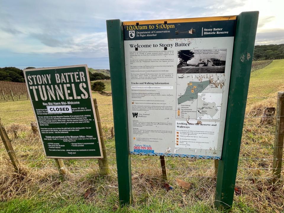 The closed sign at the entrance to the Fort Stony Batter.