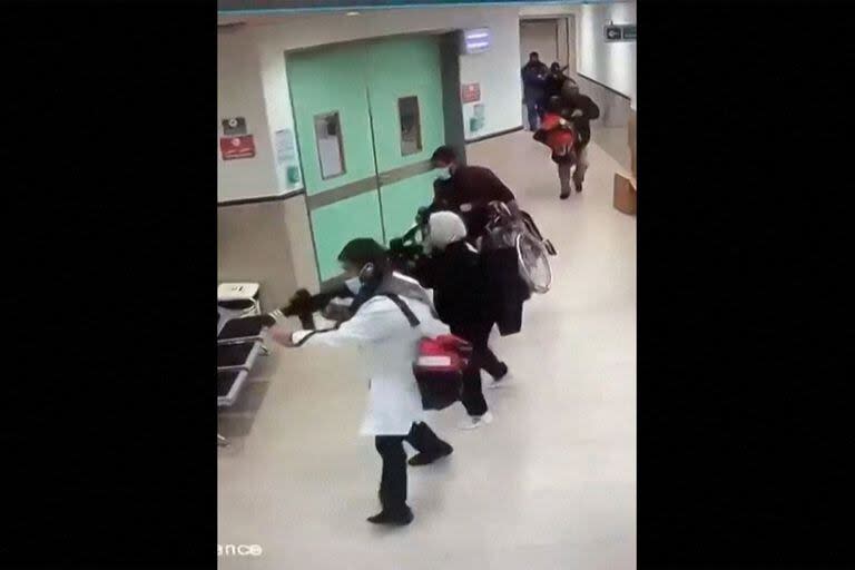 Esta captura tomada de un video de UGC publicado en las redes sociales el 30 de enero de 2024 muestra imágenes de CCTV mostradas en la pantalla de una computadora, supuestamente de una incursión mortal por parte de tropas israelíes encubiertas en el hospital Ibn Sina