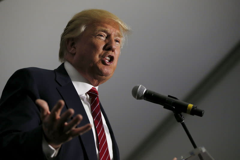 U.S. Republican presidential candidate Donald Trump answers questions from reporters at a campaign fundraiser at the home of car dealer Ernie Boch Jr. in Norwood, Massachusetts August 28, 2015.   REUTERS/Brian Snyder 