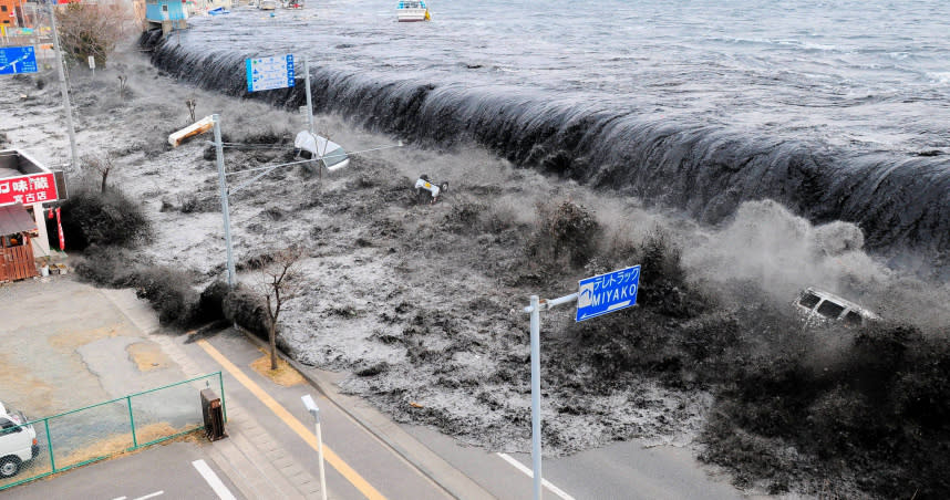 日本311大地震引發海嘯，仍有2000多人災後下落不明。（圖／翻攝自路透）