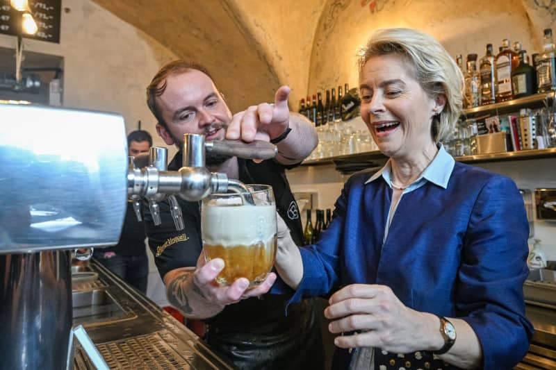 European Commission President Ursula von der Leyen tries out beer tapping at Vyeep U Raraku. Šimánek Vít/CTK/dpa