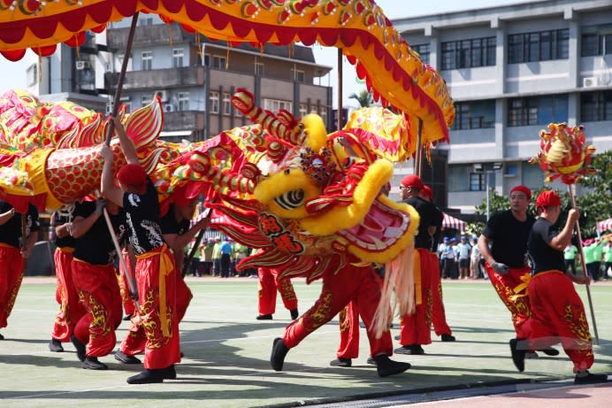 陸軍第153旅舞龍隊24日參加宜蘭縣後備軍人運動大會開幕式表演，祈祝大會順利成功。（軍聞社記者李一豪攝）