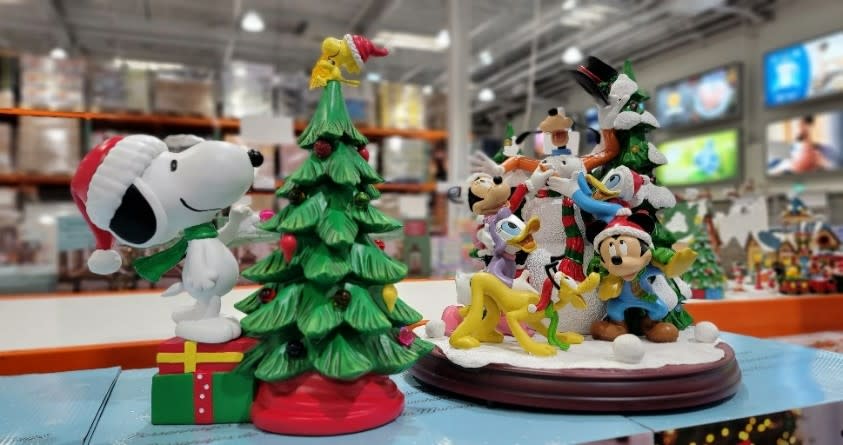 好市多提前開跑販售許多聖誕節擺設商品，「SNOOPY 聖誕樹裝飾」(圖左)、「DISNEY 聖誕堆雪人裝飾」(圖右)。好市多提供