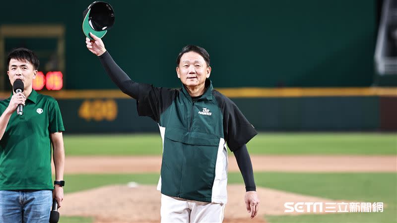 台鋼雄鷹總教練洪一中拿下執教生涯第1000勝，賽後和樂天桃猿主場球迷致意。（圖／記者劉彥池攝影）