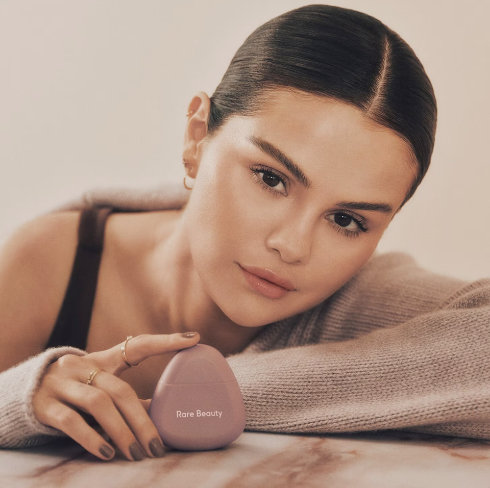 Selena Gomez : sa marque Rare Beauty sort sa première gamme de soins pour le corps !