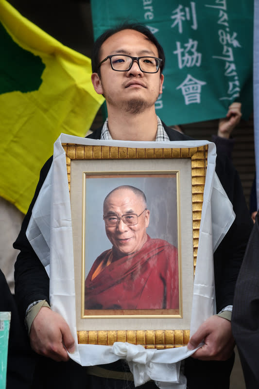 310西藏抗暴65週年大遊行行前記者會 西藏台灣人權連線、香港邊城青年等民間團體8日在 立法院外舉行「310西藏抗暴65週年大遊行」行前記 者會，圖為與會者手捧達賴喇嘛照片。 中央社記者王飛華攝  113年3月8日 