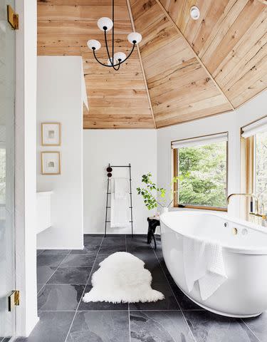 <p><a href="https://stylebyemilyhenderson.com/" data-component="link" data-source="inlineLink" data-type="externalLink" data-ordinal="1">Emily Henderson Design</a> / Photo by Sara Ligorria-TrampHigh ceilings</p>