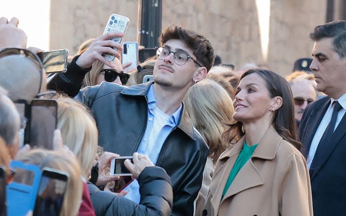 Doña Letizia y un joven 