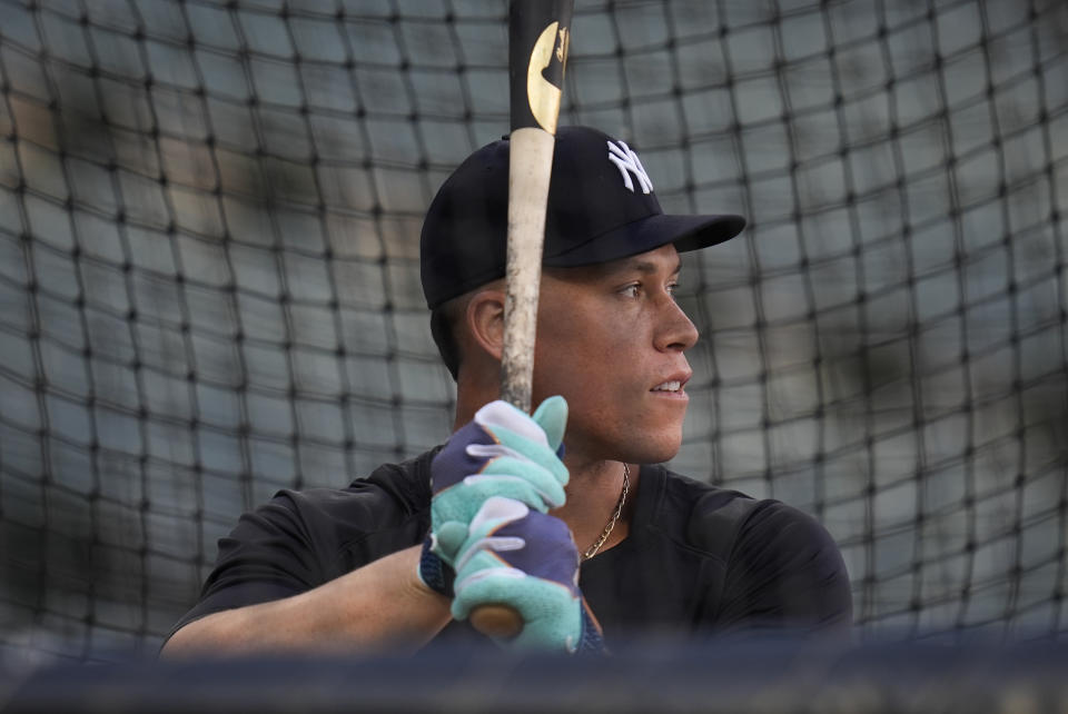 New York Yankees' Aaron Judge warms up before a baseball game against the Chicago White Sox, Monday, Aug. 12, 2024, in Chicago. (AP Photo/Erin Hooley)