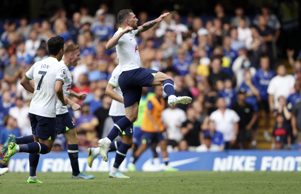 Pierre-Emile Hojbjerg celebra tras anotar un gol de Tottenham ante Chelsea en la Liga Premier, el domingo 14 de agosto de 2022. (AP Foto/Ian Walton)
