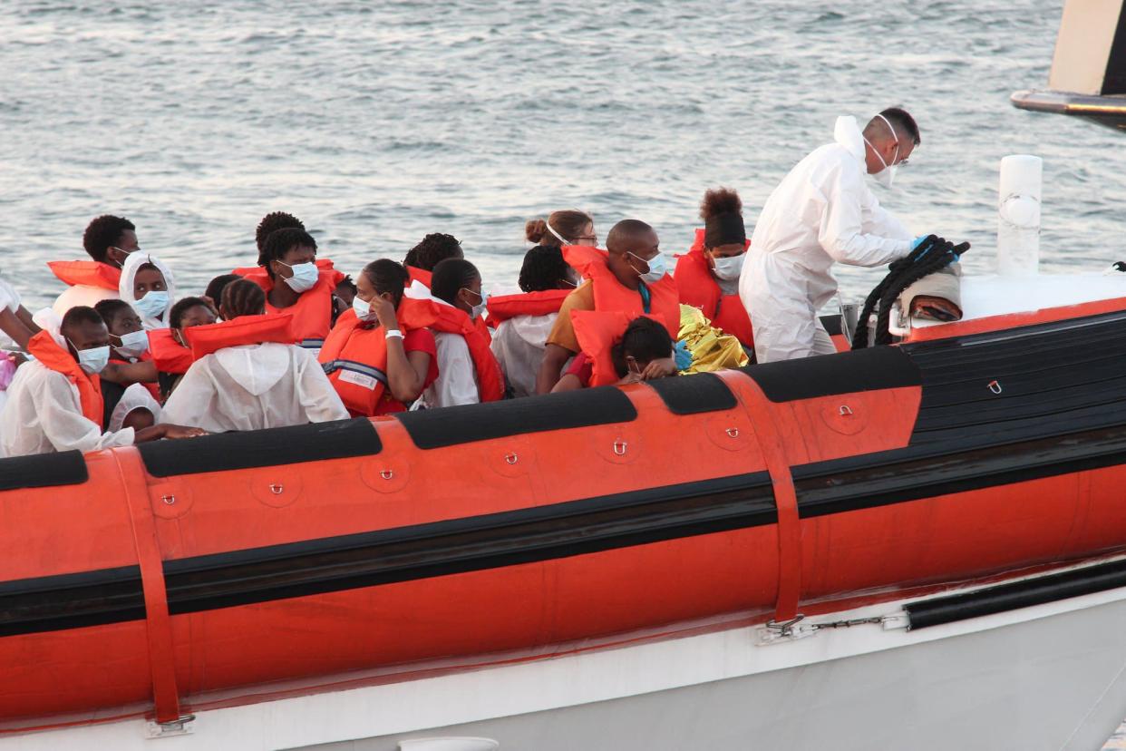 Des migrants transférés au port de Lampedusa, en août 2020 (illustration) - Mauro Seminara / AFP