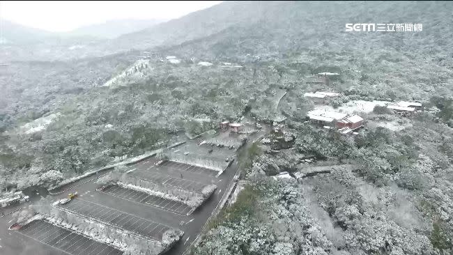 氣象專家表示，1月22日晚間台北陽明山系的七星山、大屯山和二子坪有機會下雪。（圖為陽明山2018年下雪情形／資料圖）