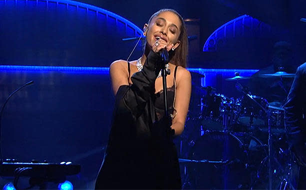 Ariana Grande Has A Wardrobe Malfunction During Snl Performance 