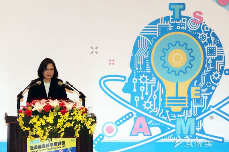 20180202-總統蔡英文下午出席「2018年台灣國際科學展覽會頒獎典禮」，並登臺致詞。（蘇仲泓攝）