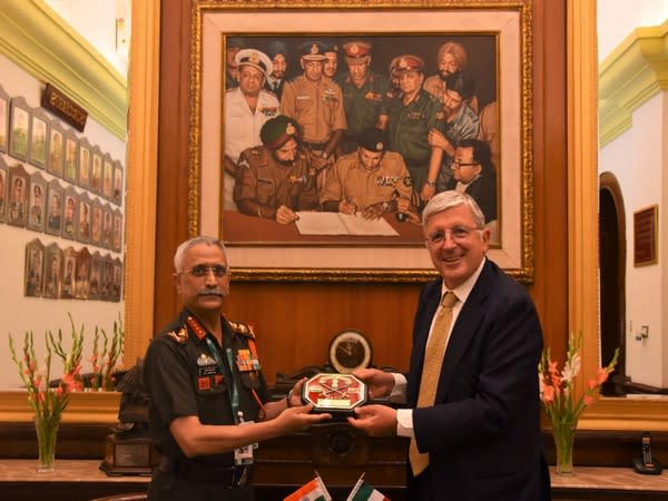 Indian Army Chief General MM Naravane and Ambassador of Italy to India Vincenzo De Luca in New Delhi. Photo Courtesy: Twitter/adgpi