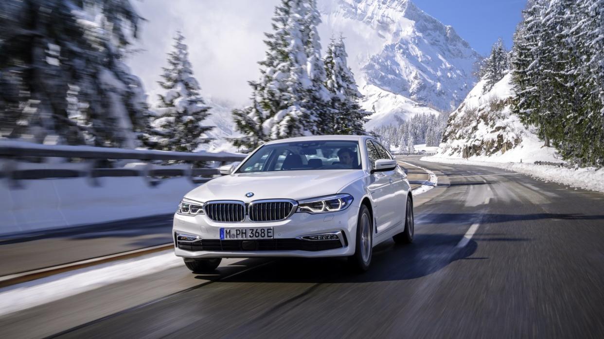 Hybridautos wie der BMW 530e iPerformance haben naturgemäß keine Reichweiteneinschränkung - vorausgesetzt sie finden wie normale Autos rechtzeitig eine Tankstelle. Foto: BMW