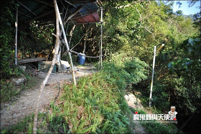 《宜蘭民宿景點美食》礁溪香腸伯~跑馬古道口．包潤餅皮的大腸包小腸