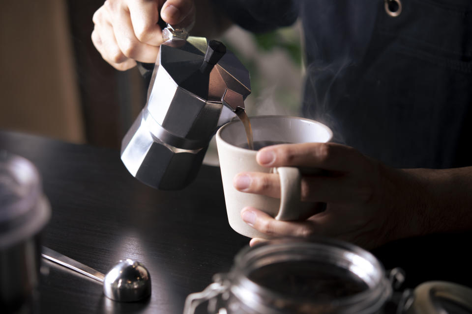Mit Filter, French Press oder dem klassischen Espressokocher: Für einen köstlich-aromatischen Kaffee braucht man nicht zwingend eine teuer Maschine. (Bild: Getty Images)