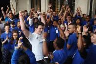 <b>21 septembre</b><br> Ryan Williams un Britannique de 22 ans, est le premier à pénétrer dans l’Apple Store de Covent Garden, à Londres, pour s’y procurer un iPhone 5.<br> (Dan Kitwood/Getty Images)