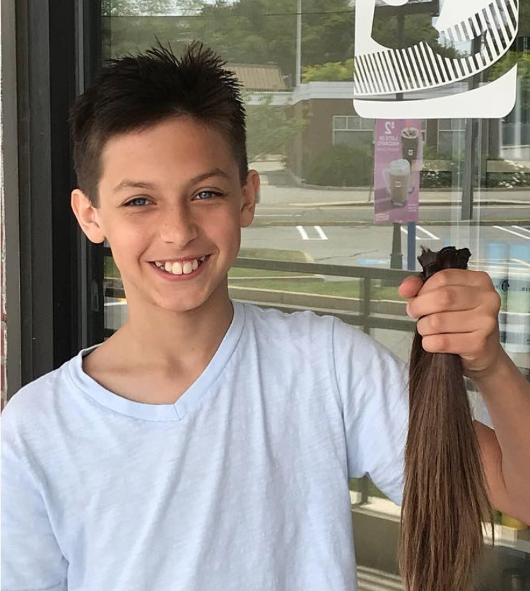 A boy grew out his hair so he could help those in need. (Photo: Roxana Perdue via @roxanaperdue)