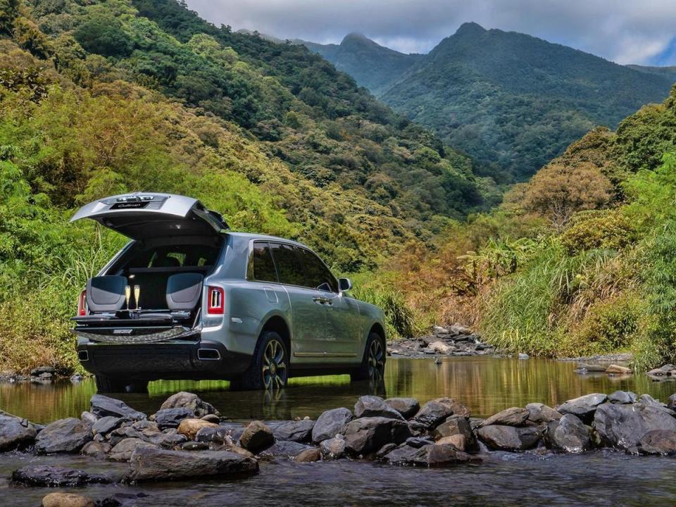 Rolls-Royce  Cullinan 可以陪伴著客戶去任何的秘境，這一次卻是可以帶著家人一起享受最完美的天倫之樂。