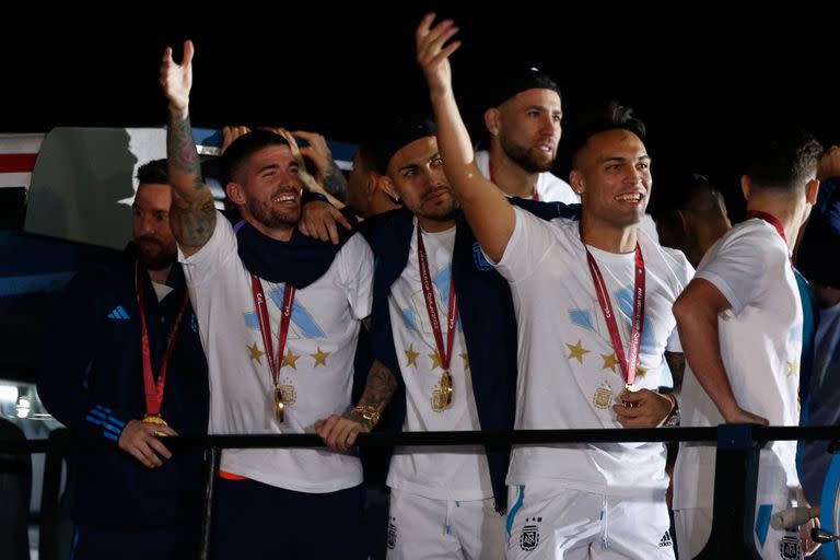 Recorrida en micro de la selección argentina desde el aeropuerto al predio de Ezeiza