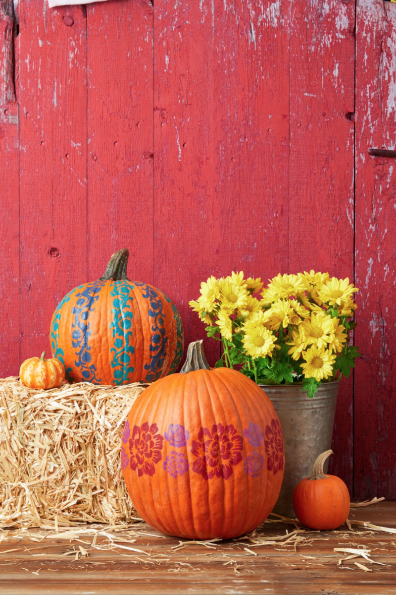 20 Best Outdoor Fall Decorations That Match the Beauty of the Season