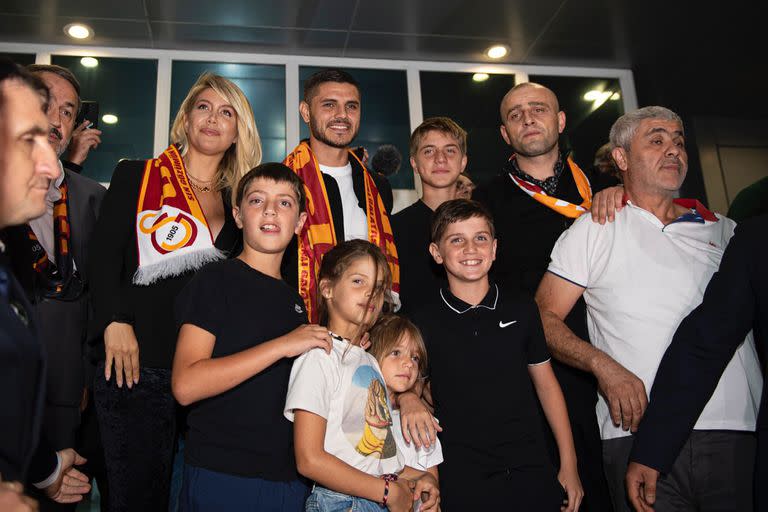 Mauro Icardi en su llegada a Turquía con toda la familia