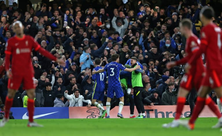 Chelsea's Christian Pulisic (2L) celebrates scoring against Liverpool (AFP/Adrian DENNIS)