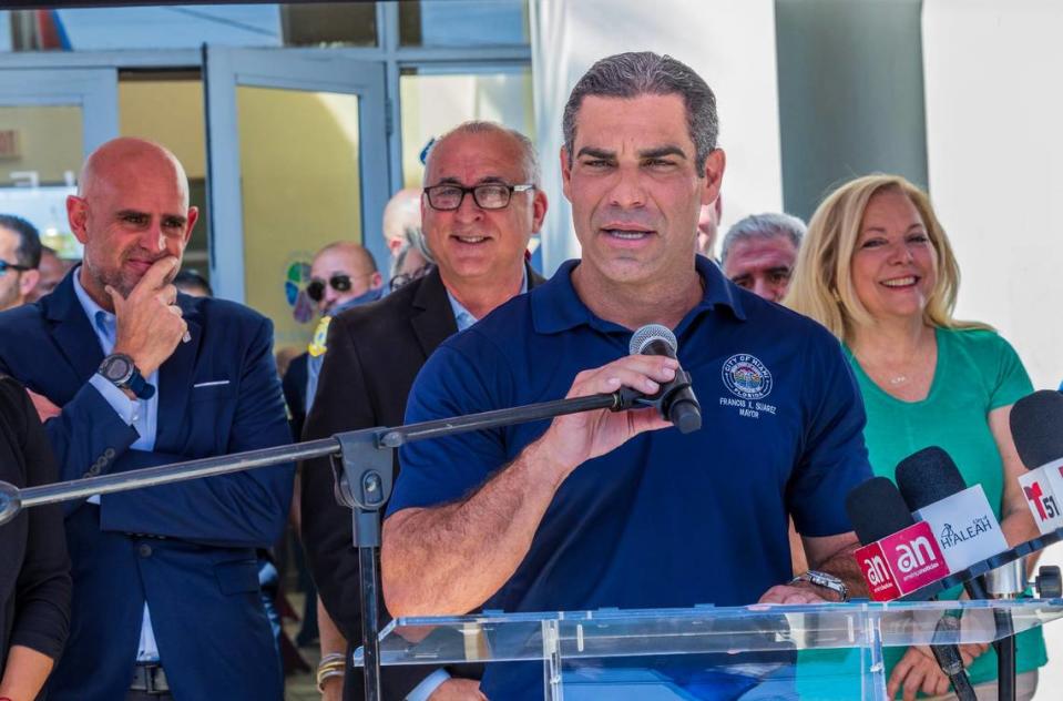 El alcalde de la ciudad de Miami, Francis Suárez, habla en el homenaje a Oswaldo Payá en la ciudad de Hialeah, que conmemora su legado, a casi 12 años de su asesinato provocado por el gobierno cubano, con la inauguración de un busto de bronce elaborado por el artista. Natalie Plasencia y un mural pintado por el artista Sergio Lastre, en honor al disidente cubano, junto a su familia, en la Plaza Patria y Vida en Walker Park, en Hialeah, el viernes 10 de mayo de 2024.