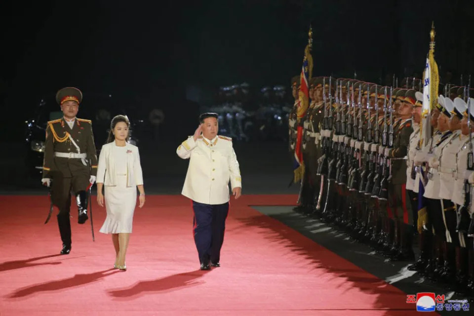 El l&#xed;der norcoreano Kim Jong-un pasa revista durante un desfile militar.