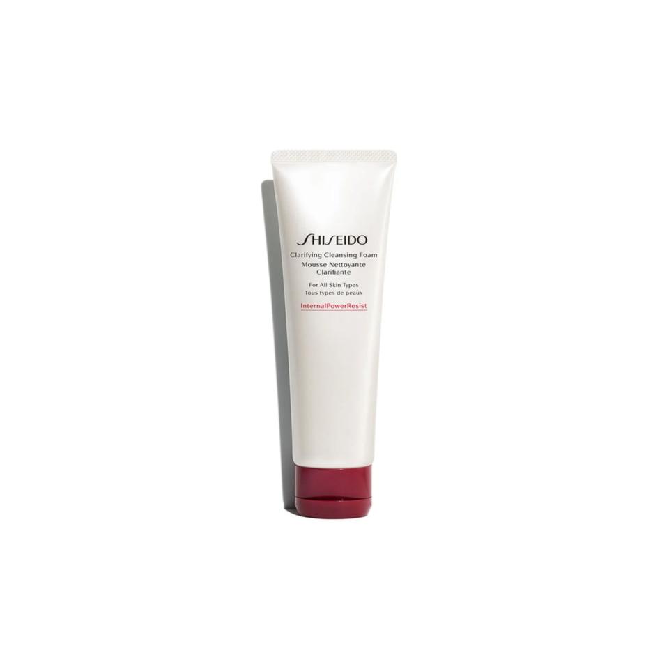 22,50 € au lieu de 30€<br><p><b>Pourquoi on l’aime ?</b> Parce qu’elle n’assèche pas la peau mais élimine correctement les impuretés.</p><br><a href="https://www.shiseido.fr/fr/fr/shiseido-mousse-nettoyante-clarifiante-768614145295.html?cgid=Offers-braderie " rel="nofollow noopener" target="_blank" data-ylk="slk:Acheter;elm:context_link;itc:0;sec:content-canvas" class="link ">Acheter</a>