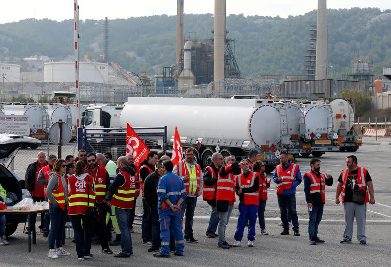 La situation est "normale" à la mi-journée et "la quasi totalité des dépôts de carburants est libre d'accès", a indiqué le ministère des Transports lundi, quelques heures après le lancement d'une journée de mobilisation des routiers. /Photo prise le 25 septembre 2017/REUTERS/Jean-Paul Pelissier