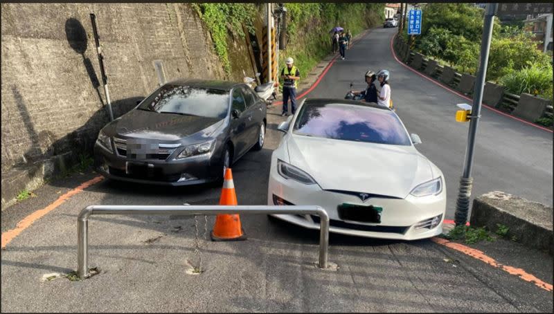 機車出入口被堵住，結果後面機車塞爆無法離開。（圖／翻攝自爆廢公社）