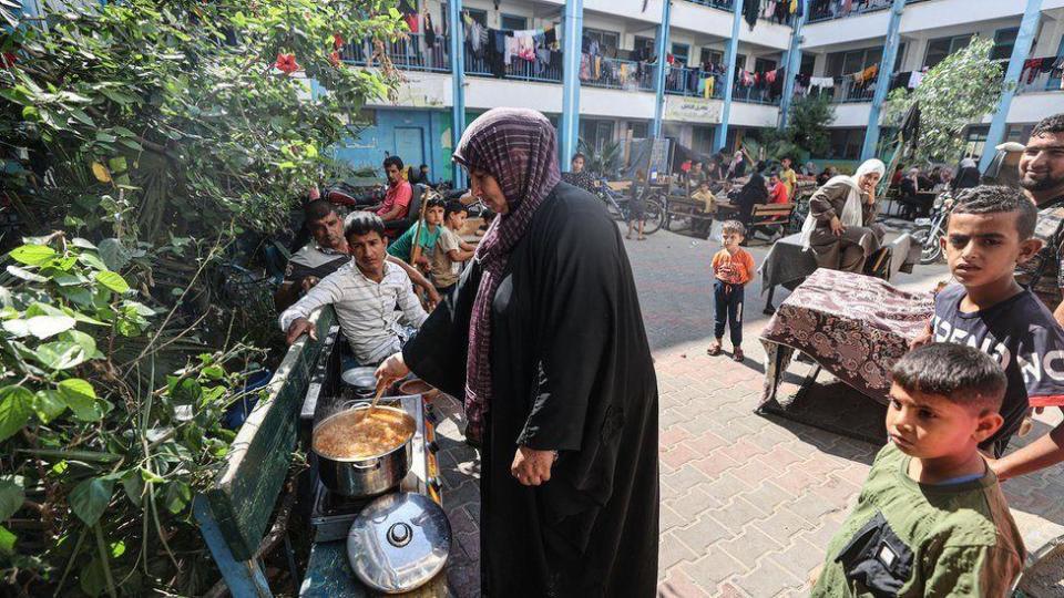 Palestinos que huyen de los ataques israelíes se refugian en una escuela de la ONU en Jan Yunis, Gaza, el 14 de octubre de 2023