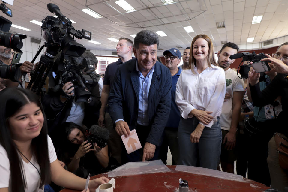 Efraín Alegre, candidato presidencial de la coalición Concertación, de centro izquierda, vota junto a su compañera de fórmula Soledad Núñez en un colegio electoral durante las elecciones generales en Lambare, en las afueras de Asunción, Paraguay, el domingo 30 de abril de 2023. (Foto AP/Marta Escurra)