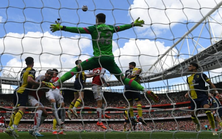 Le gardien de Bournemouth Mark Travers intervient sur un corner d'Arsenal, samedi en Premier League à l'Emirates Stadium de Londres. (JUSTIN TALLIS)
